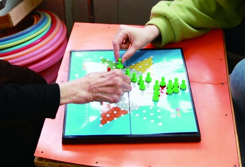 每周都要和孙女下一次跳棋